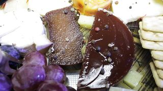 TABLE OF CHEESE AND SWEETS