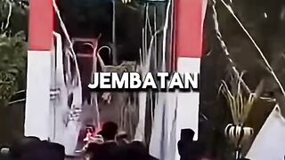 Definisi Peresmian Sekaligus Penutupan! Jembatan Gantung di Pangandaran Anjlok Saat Baru Dipotong Pita 🌉🫣