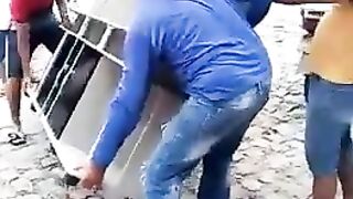 precisando de um frete chame o Tonhão da biz.