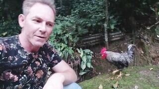 vídeos engraçados. animal feroz que ataca pessoas..