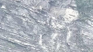 ​"Olha o tamanho desse colapso maciço em uma área montanhosa da China."