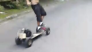 Skate Motorizado descendo a ladeira / Motorized skateboard going down the hill