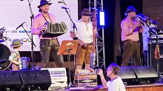 DIE LUSTIGEN MUSIKANTEN-In MÜNCHEN Steht Ein Hofbrhãuhaus