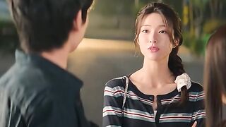《다른 여자가 그의 손을 잡았다… 그녀의 반응은?! 😳🔥》  설명: