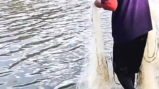 The tense moments of casting the net and catching big fish