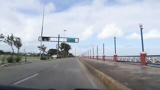 Cruzando o Recife antigo dirigingo - Driving