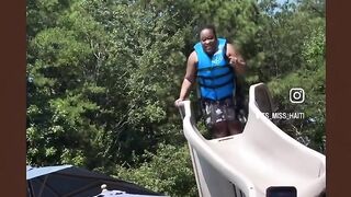 Caindo na piscina