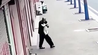HOMEM SALVADO A CRIANÇA