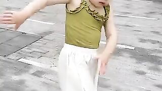 念寶邊跳邊賣萌，姨姨們的心都要化啦