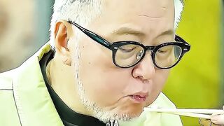 She didn’t understand why he only ate the filling.: 她不明白为什么他只吃里面的馅。