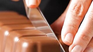 🍫 YOU WON'T BELIEVE WHAT'S INSIDE THIS CHOCOLATE BAR!