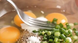 👀 IT LOOKS LIKE A NORMAL OMELETTE… BUT WAIT UNTIL YOU SEE WHAT’S INSIDE! 😱🥚