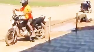 Bêbado caindo de motos