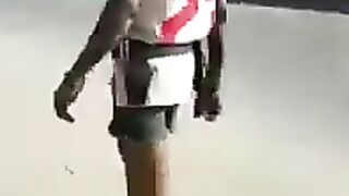 Bêbado caindo no buraco.