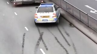Fuga da polícia na sorte. Voando sobre guincho. Vídeo engraçado de perseguição. Humor.