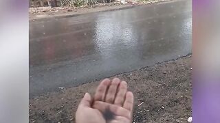 Ngeri-Ngeri Sedap! Hujan Perdana di Kalsel Setelah Kemarau Panjang, Eh Airnya Malah Berwarna Hitam Pekat!