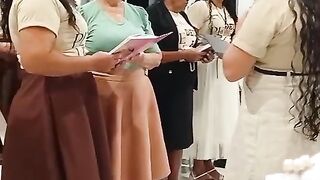 conjunto de senhoras louvando a deus na igreja
