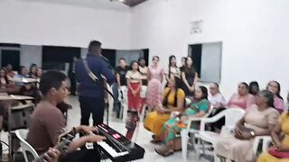 conjuntos de jovens louvando na igreja