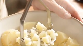THIS POTATO SOUP IS SO CREAMY! 🤤🥣