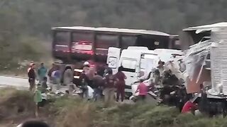 COLISÃO ENVOLVENDO CARRETAS NA BR. 242