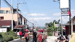 Mayonet accompanied the busy street