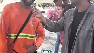 The joy of this garbage collector.| 이 쓰레기 수거원의 기쁨.