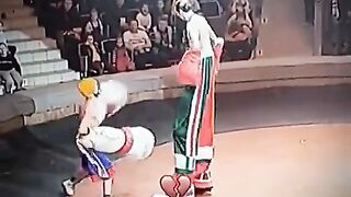 A different and unfair fight / 색다르면서도 불공평한 싸움.