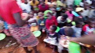 Crianças Moçambicanas Beneficiam de Um Almoço