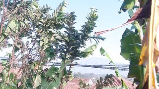 Penampakan bulan di siang hari begitu indah