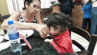 Gabrielly e vovó no restaurante❤️