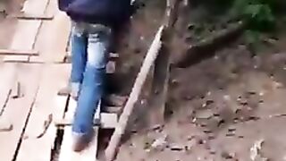 Marvada pinga bêbado atravessar Ponte e cai no barranco.