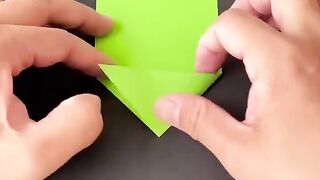 Jumping frog paper toy