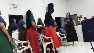 Conjunto de senhoras cantando