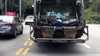 Rio de Janeiro is for the weak, look what they did to the motorcycle 🛵
