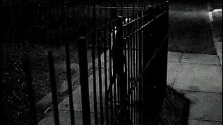 Um cara estranho capturado por camera