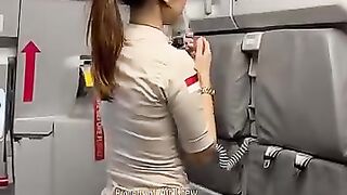 Pramugari cantik prepare buka pintu pesawat.mp4
