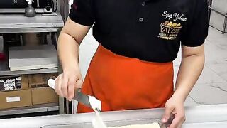 Making a delicious strawberry pie / 맛있는 딸기 파이 만들기.