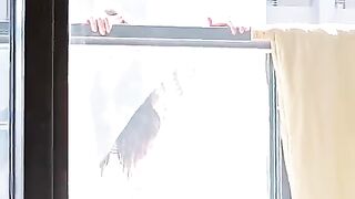 彼らは互いに相手を気にかけている。| Let's do it with one hand and let's do it.