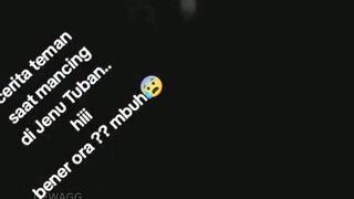 Seorang pria pergi memancing sendirian di malam hari ketika tiba-tiba muncul sesuatu yang menakutkan di depannya