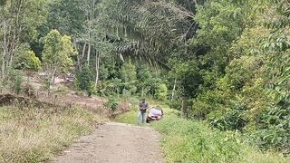 Di hutan bersama keluarga