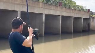 PEGOU UM PEIXE MUITO GRANDE