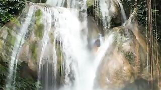 Keindahan alam air terjun yang menakjubkan