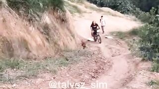 mulher cai de moto de jeito engraçado