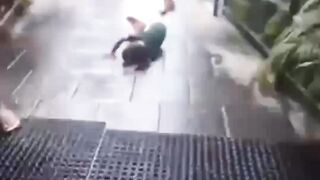 Pake lari segala dek