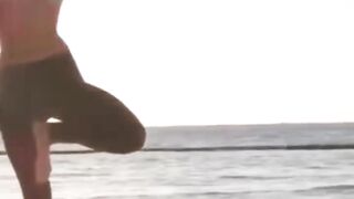 Yoga di pantai Seriusan! 🤯