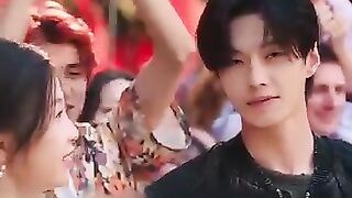 She suddenly kissed her boyfriend, and he couldn't help but smile! | 她突然亲了男友一下，他的嘴角瞬间压不住了！