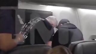 Passageiro é preso a poltrona com fita adesiva situação revoltante