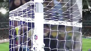 Bukan cuma kiper yang harus kerja kera
