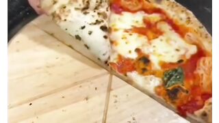 A forma correcta de comer uma pizza 🍕