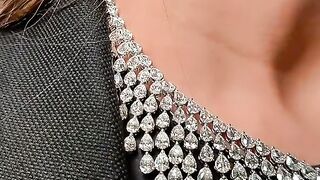 Le colier de diamont .
